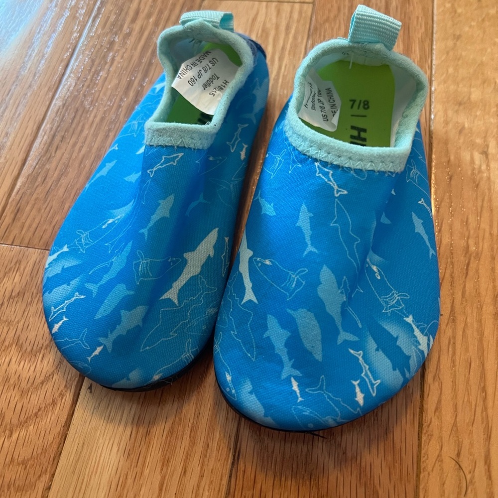 Toddler water shoes size 7/8